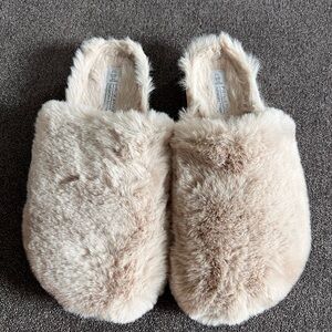 Primark Plush Faux Fur Slippers in Cream